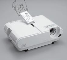 Mesura de seguretat de l'Mitsubishi XD210U: El panell de comandaments és alhora el Control Remot de l'projector